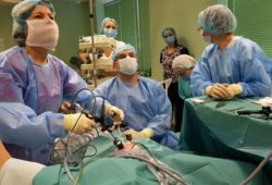 Врачи отделения хирургии новорожденных Воронежской областной детской клинической больницы №1 проводят операцию под руководством О.Г. Мокрушиной